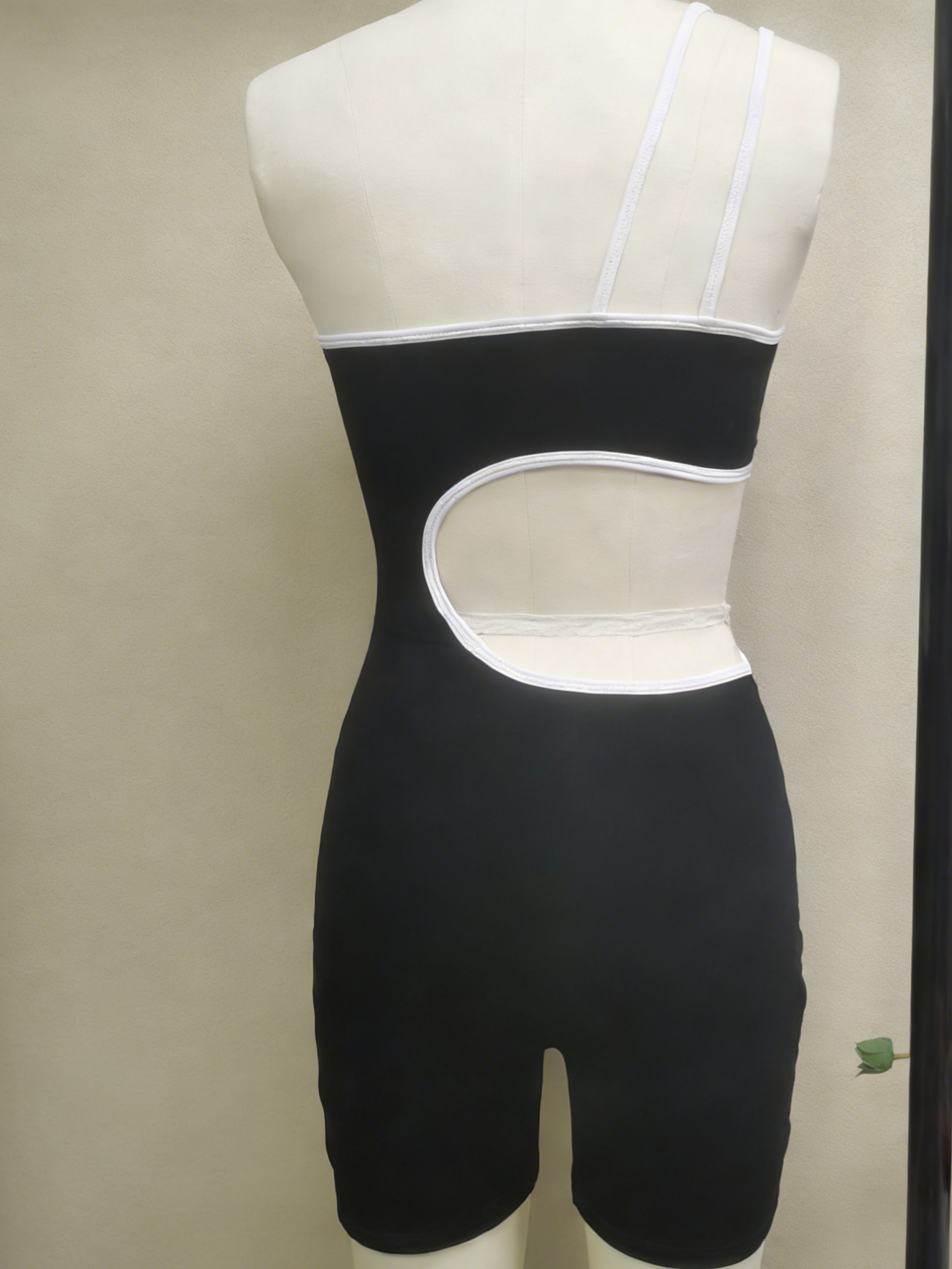 One-shoulder Cutout Waist Yoga Rompers With Built-in Bra